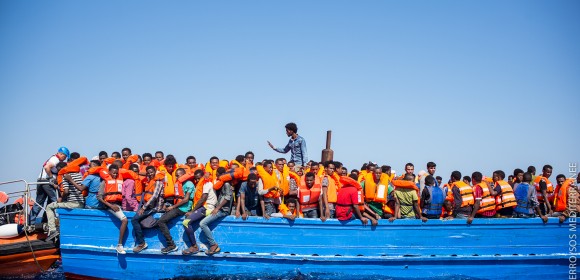 L’association SOS Méditerranée sur le pont pour recueillir les réfugiés en mer